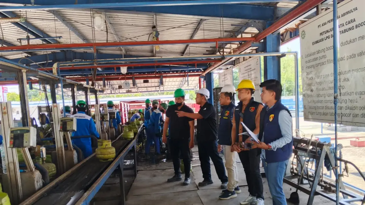 DI: Anggota Polres Sampang mengecek ketersediaan gas di SPBE PT. &nbsp;Asa Perkasa Abimulya, Desa Sejati, Camplong, Sampang, Kamis (16/4).