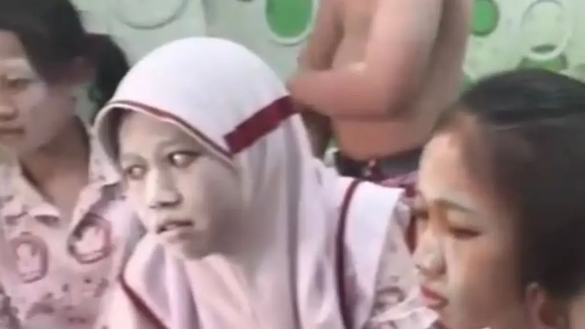 DIDUGA ALERGI: Murid SDN Bira Tengah 1 saat menjalani perawatan di Puskesmas Batulenger, Sokobanah, Sampang, Rabu (22/4).