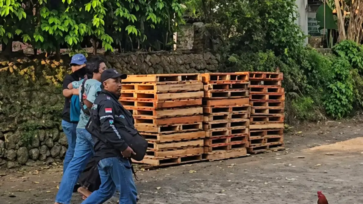 DIJEMPUT PAKSA: Polisi mengamankan MD di sebuah tempat di Kecamatan Waru, Selasa (21/4).