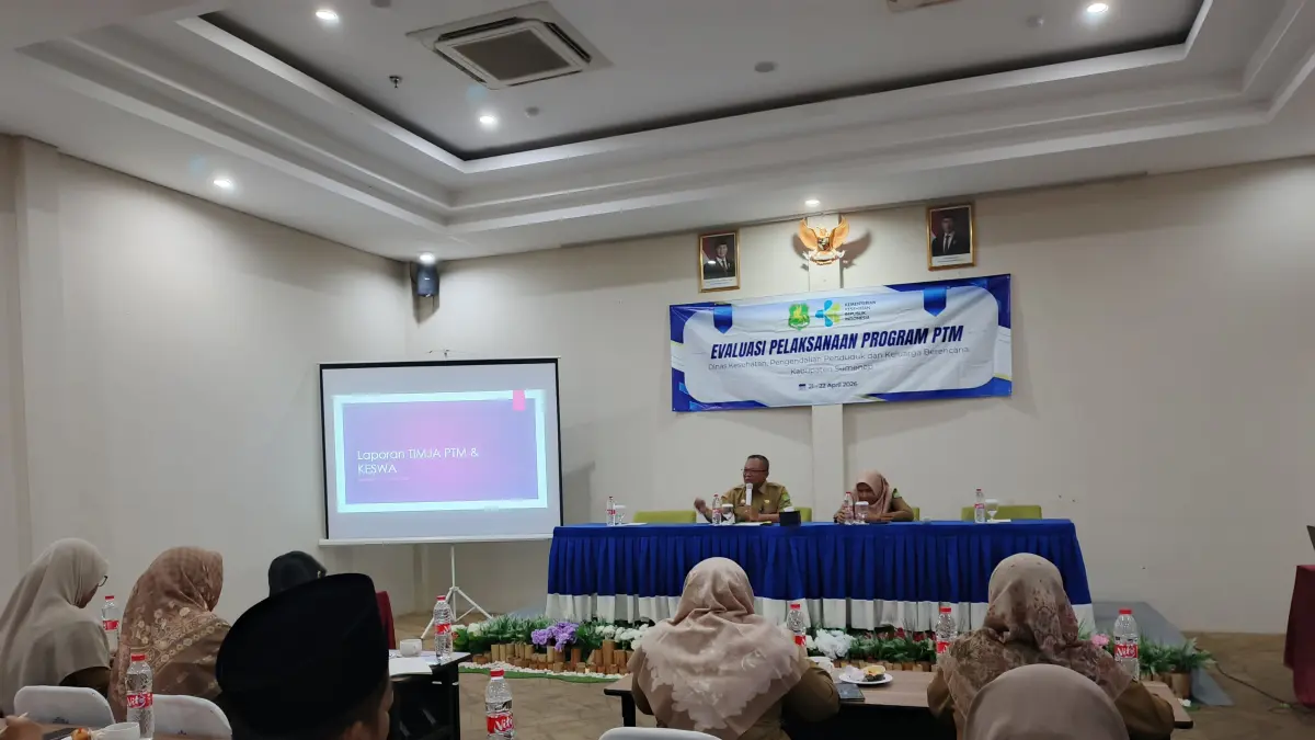 FOKUS: Kepala Bidang Pencegahan dan Pengendalian Penyakit (P2P) Dinkes P2KB Sumenep, Achmad Syamsuri saat melakukan evaluasi PTM di De Baghraf Hotel Sumenep, Selasa (21/4).&nbsp;