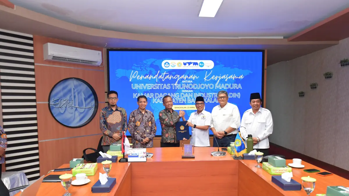 KOLABORASI: Rektor UTM Prof Safi’ (tiga dari kiri) dan Ketua Kadin Bangkalan Supai M. Noor (tiga dari kanan) memperlihatkan dokumen MoU yang telah ditandatangani di gedung rektorat, Kamis (23/4).