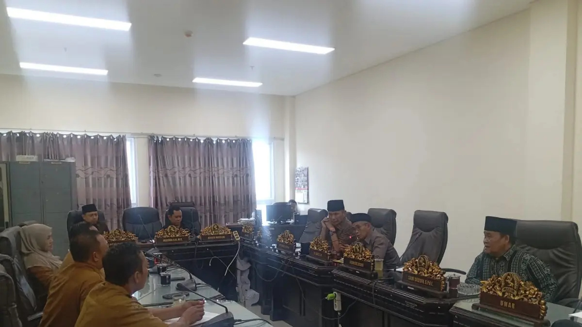 KOMPAK: Komisi IV DPRD Sumenep saat melakukan rapat dengan Dispendik Sumenep di Ruang Komisi DPRD setempat.
