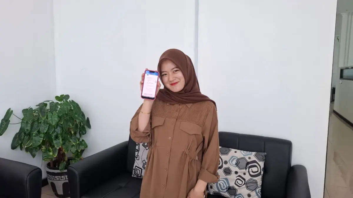 MUDAH: Putri menunjukkan aplikasi Mobile JKN yang biasa digunakan.