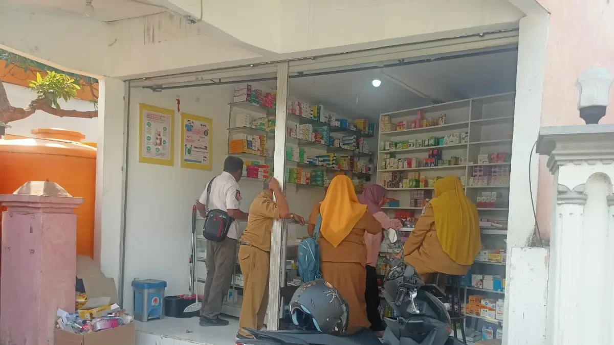 PERDAGANGAN: Petugas DPMPTSP saat melakukan pengawasan dan pembinaan di salah satu apotik di Kecamatan Robatal beberapa waktu lalu.