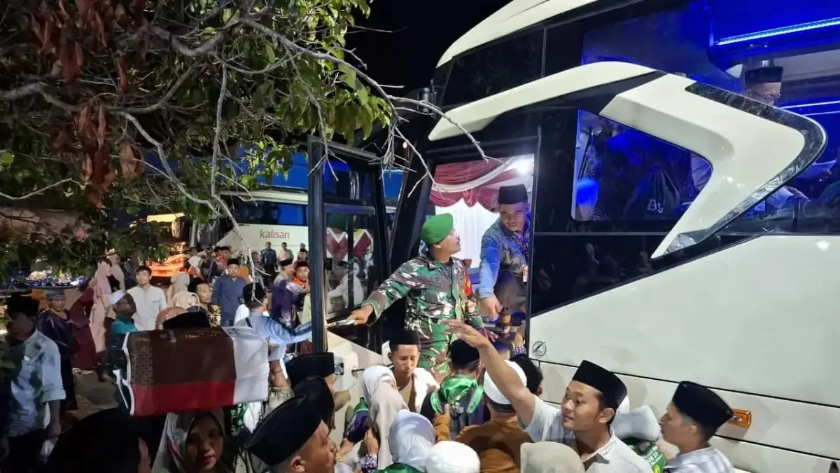 RAMAI: Jamaah haji asal Kabupaten Sumenep menaiki bus saat pemberangkatan musim haji 2025 di Gor A. Yani Sumenep.