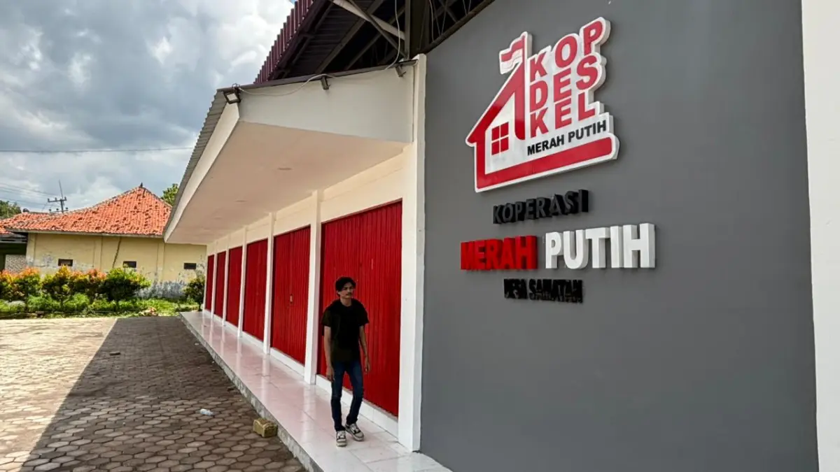 RAMPUNG: Seorang warga berada di Gerai KDKM Desa Samatan, Kecamatan Proppo, Pamekasan, Rabu (22/4).&nbsp;