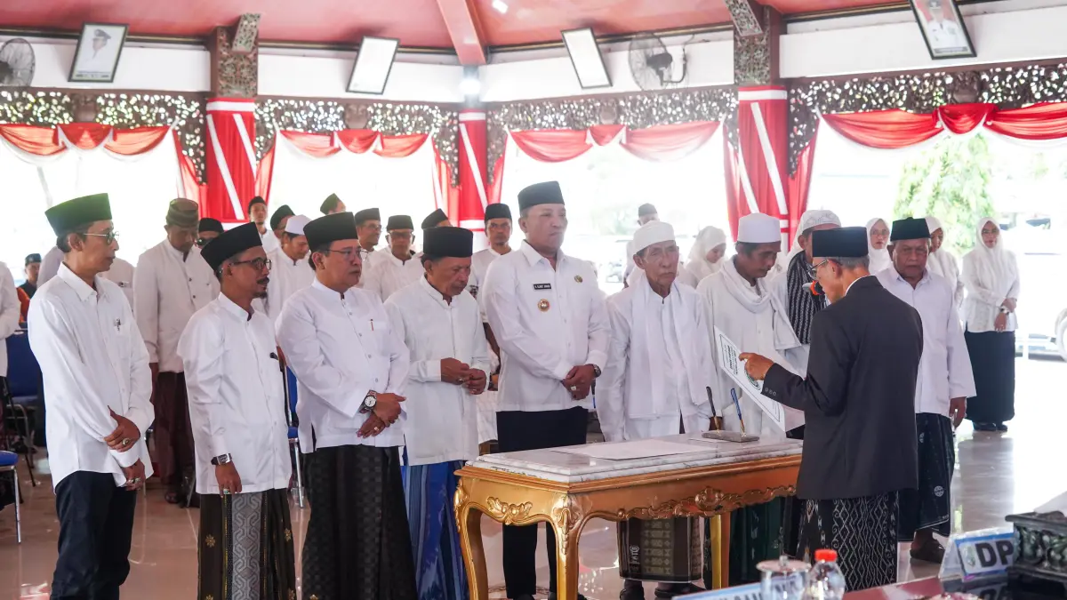 RESMI: Bupati Sampang H. Slamet Junaidi saat dikukuhkan sebagai dewan pertimbangan MUI Sampang di Pendapa Trunojoyo, Sampang, Kamis (23/4). (PROKOPIM SAMPANG FOR RM)
