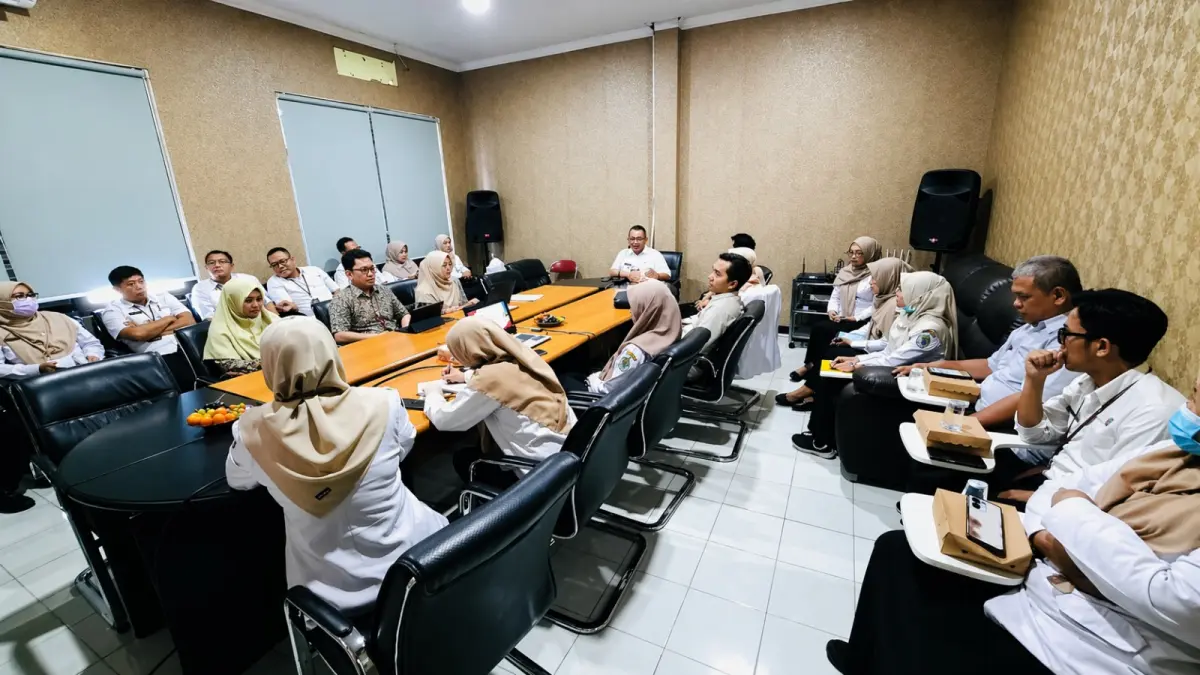 SATU MEJA: Plt Direktur RSUD Smart Pamekasan dr. Syaiful Hidayat dan tim menerima visitasi BPJS Kesehatan, Kamis (16/4).