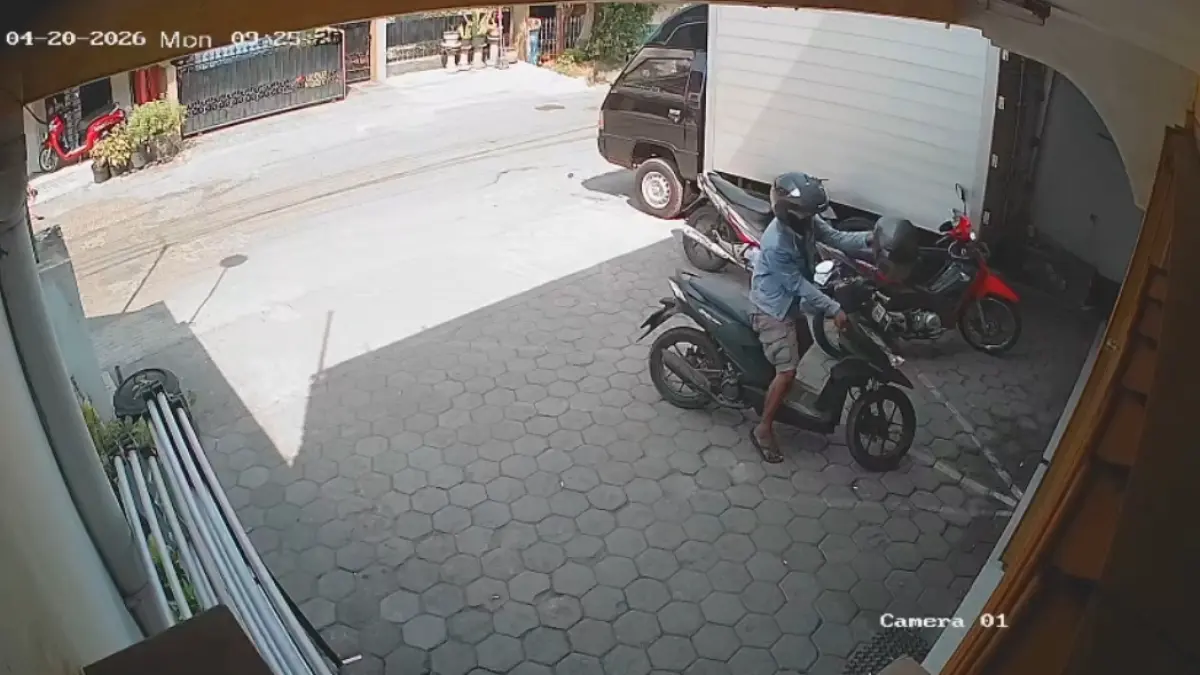 TEREKAM KAMERA: Pelaku curanmor &nbsp;melakukan aksinya di Desa Banyuajuh, Kecamatan Kamal Senin (20/4).