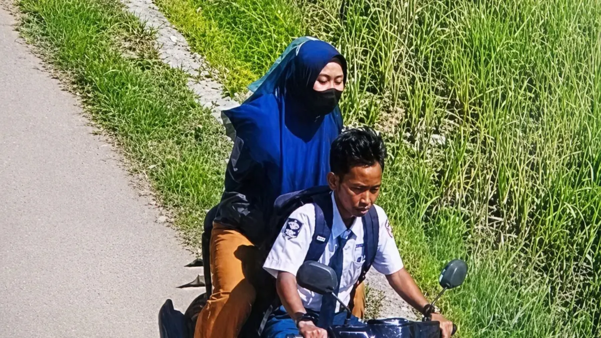 TEREKAM: Terduga pelaku penipuan dibonceng siswa di Kecamatan Pademawu, Pamekasan, Senin (20/4).