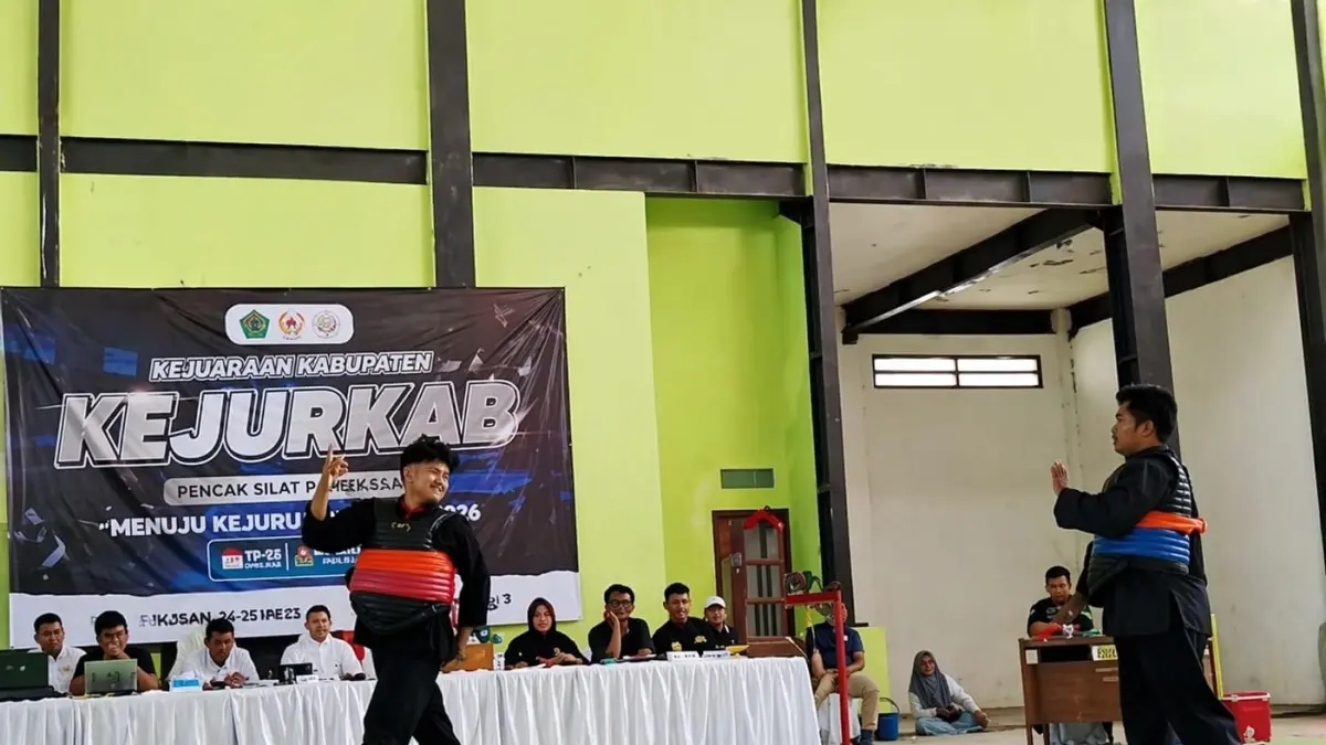 ADU KEMAMPUAN: Atlet pencak silat bertarung dalam Kejurkab IPSI Pamekasan di GOR Sahabat Nyalaran, Minggu (12/4).