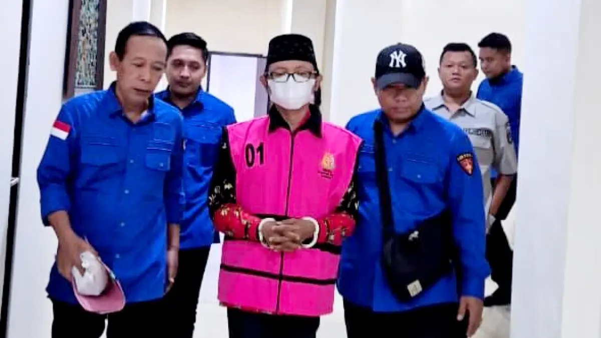 DIBORGOL: Kades Pragaan Daya, Kecamatan Pragaan, Imrah digiring oleh penyidik seksi pidsus di Kantor Kejari Sumenep, Kamis (23/4). (MOH. IQBAL/JPRM)
