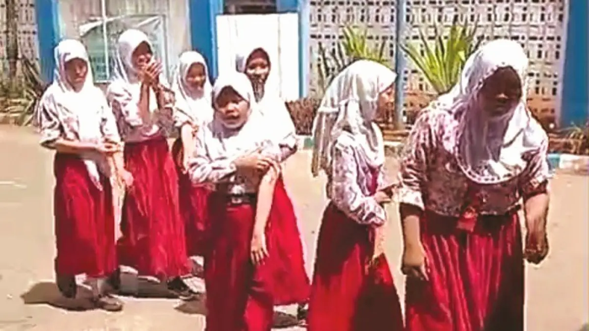 DIDUGA ALERGI: Murid SDN Bira Tengah 1, Kecamatan Sokobanah, Sampang, menuju Puskesmas Batulenger untuk menjalani perawatan medis saat mengalami gatal-gatal, Rabu (22/4). (TANGKAPAN LAYAR)