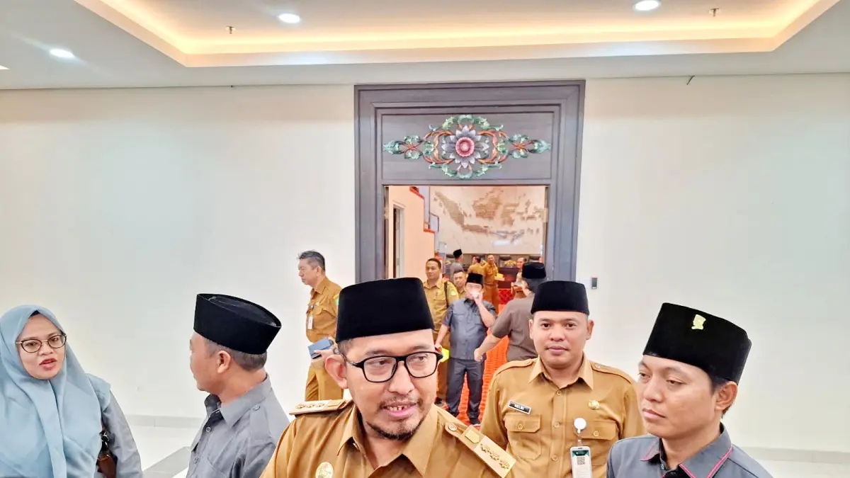 FOKUS: Bupati Sumenep Achmad Fauzi Wongsojudo saat diwawancara oleh awak media di kantor DPRD Sumenep, Selasa (7/4).