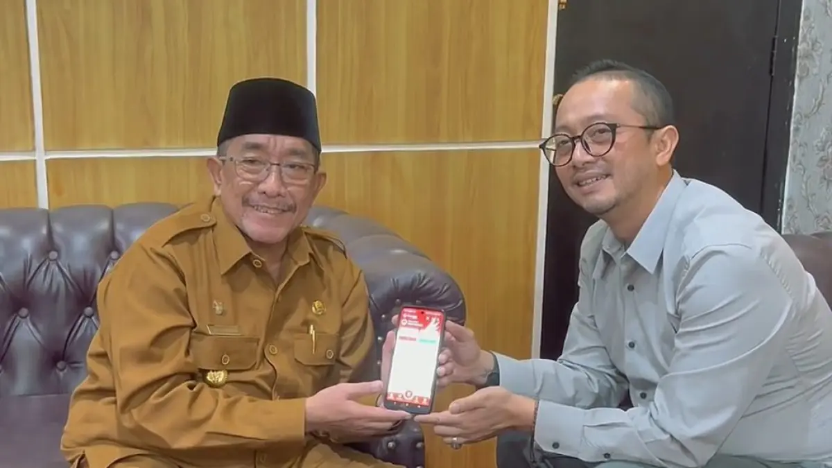 INIVATIF: Pimpinan Bank Jatim Cabang Sumenep, Bambang Eko Budi Prakoso (kanan) bertemu dengan Wabup Sumenep, Imam Hasyim di Kantor Cabang Bank Jatim Sumenep.&nbsp;