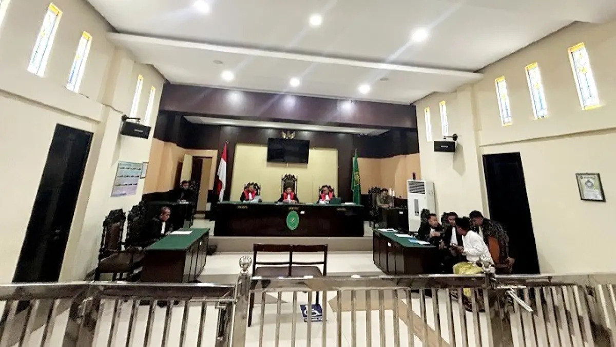 JADI PESAKITAN: Terdakwa Matjari saat mengikuti persidangan di Pengadilan Negeri Sampang, Selasa (24/2). (UBAIDILLAHIR RA’IE/JPRM)