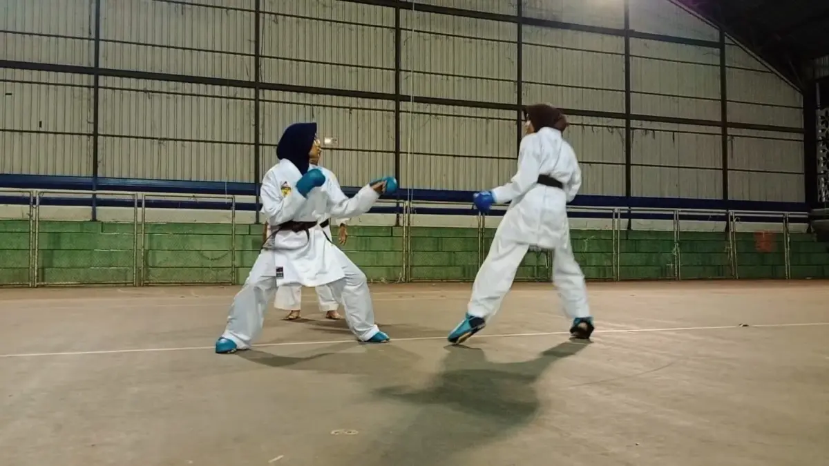 PENUH SEMANGAT: Atlet Inkai melakukan TC di GOR Indoor Sampang, Minggu (5/4).