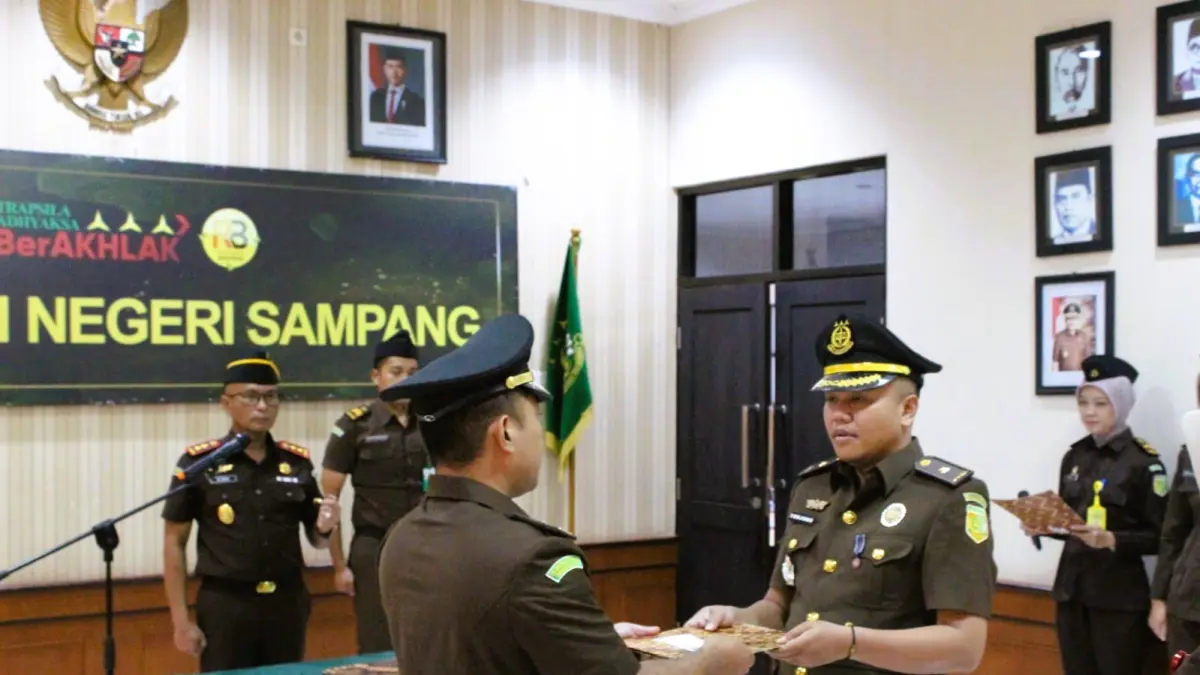 TEGAS: Kajari Sampang Mochamad Iqbal memimpin pelantikan dan sertijab Kasipidum di Kejari Sampang, Kamis (23/4).