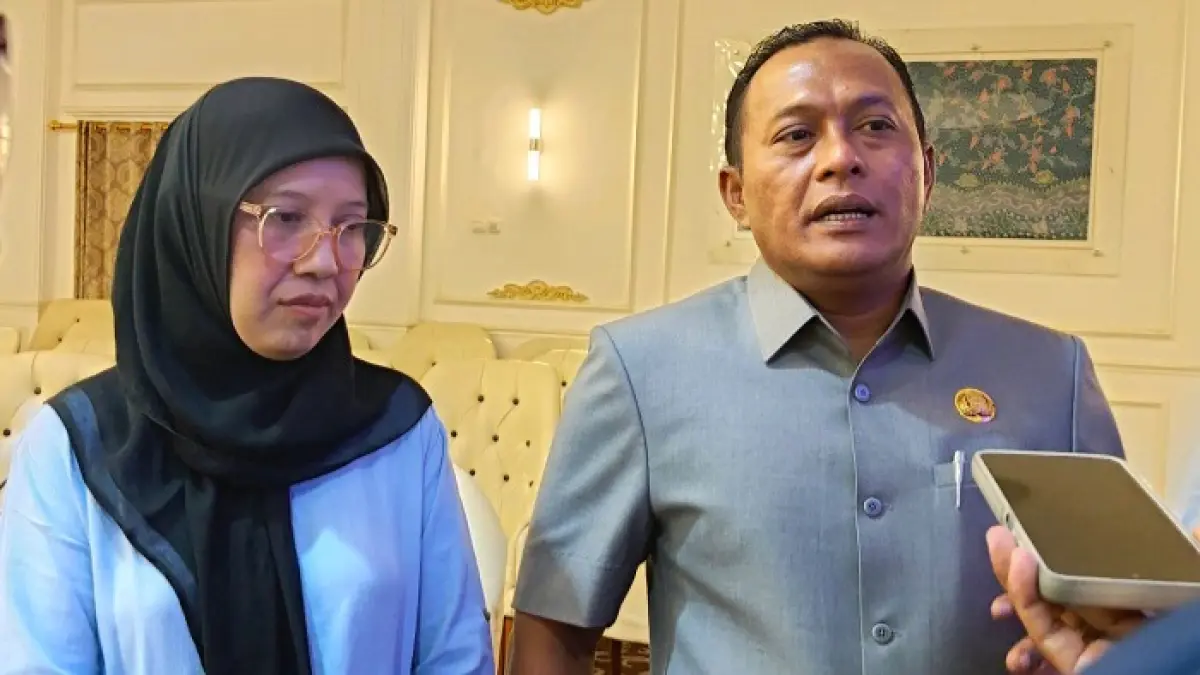 TEGAS: Korwil BGN Wilayah Surabaya Kusmayanti bersama Ketua Satgas MBG Pamekasan Sukriyanto usai melakukan koordinasi di Pamekasan Rabu (9/4). (PROKOPIM UNTUK JPRM)