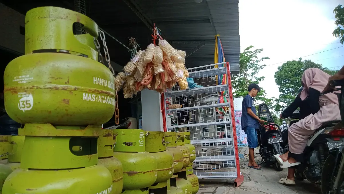 TERSUSUN: Sejumlah gas elpiji yang terdapat di toko kelontong di Jalan Martajasah, Bangkalan.