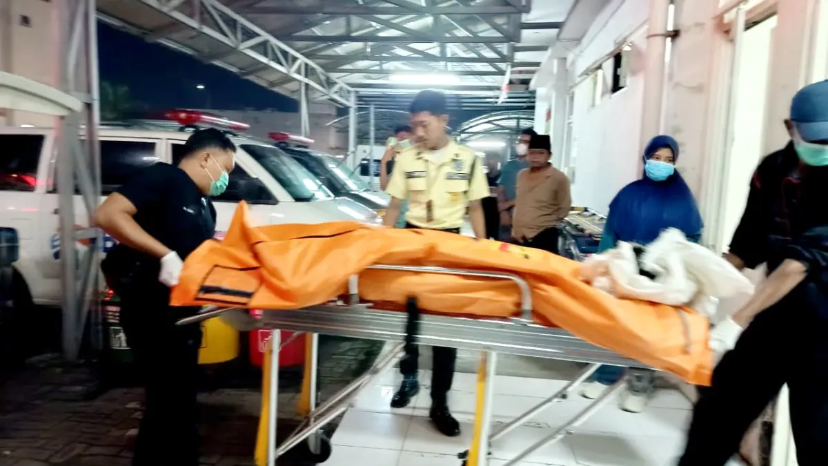 AKHIRNYA TERUNGKAP: Petugas RSUD Syamrabu Bangkalan mengevakuasi jasad Agustina Beta Farihah, Rabu (22/4). (ZEINAL ABIDIN /JPRM)