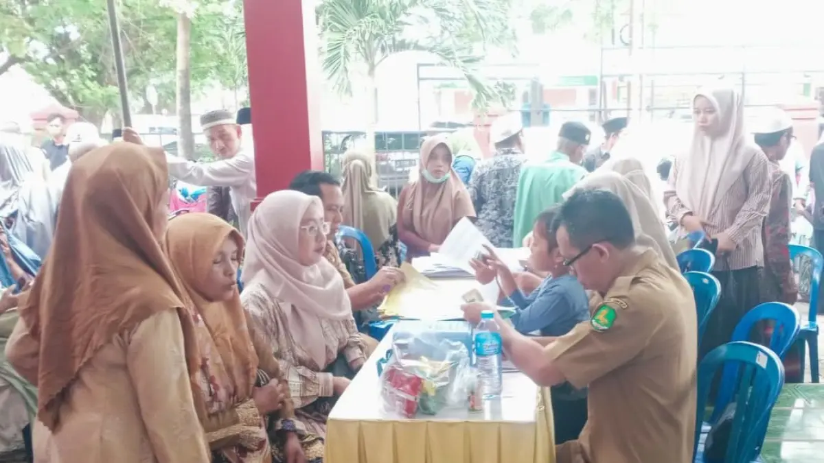 ANTRE: Sejumlah jemaah bergantian untuk mendapatkan vaksinasi di Puskesmas Batuan, Sumenep