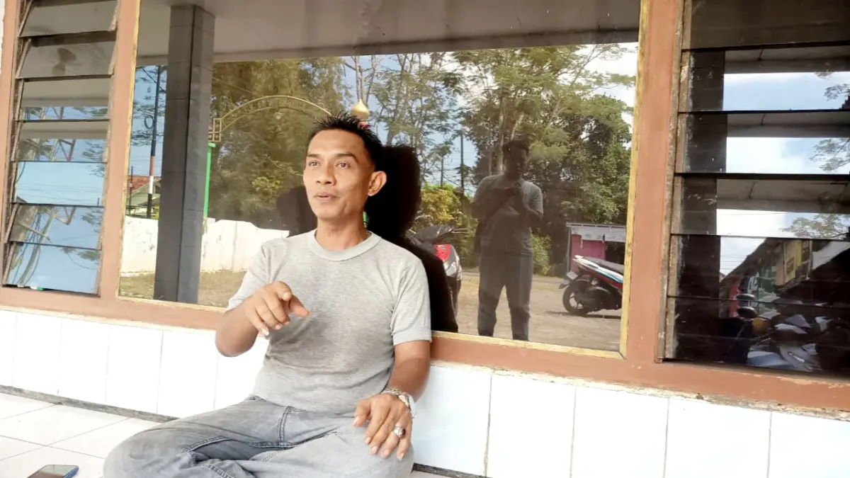 BERI KETERANGAN: Sekdes Keleyan Adit Gaurok saat ditemui di rumah warga Sabtu (25/4). (ZEINAL ABIDIN/JPRM)