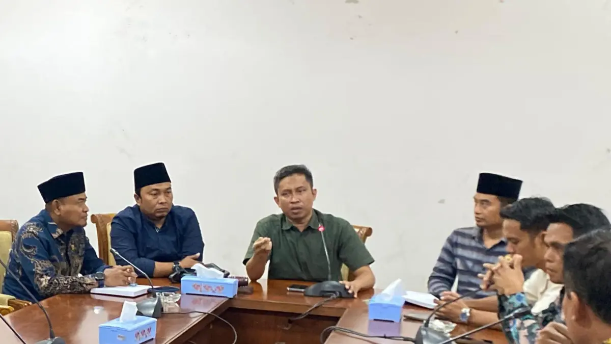 FOKUS: Ketua Komisi IV Mahfud (tengah) saat menerima audiensi di kantor DPRD Sampang beberapa waktu lalu.