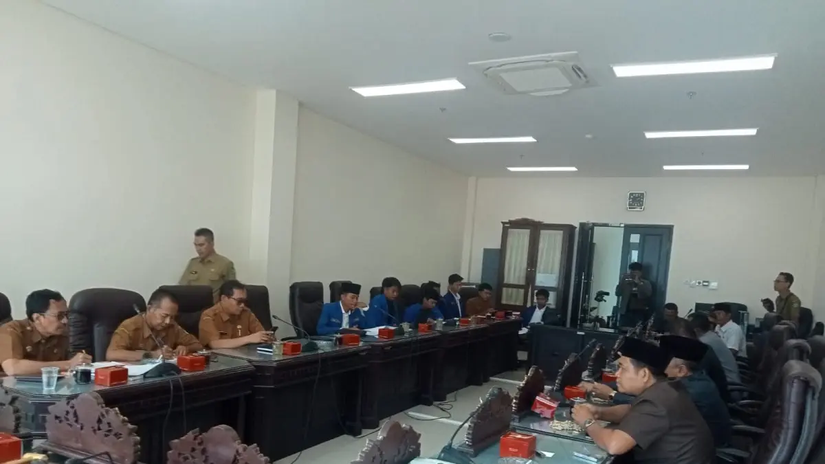 FOKUS: Komisi II DPRD Sumenep Faisal Muhlis saat melakukan rapat dengan sejumlah instansi di ruang komisi kantor dewan setempat.
