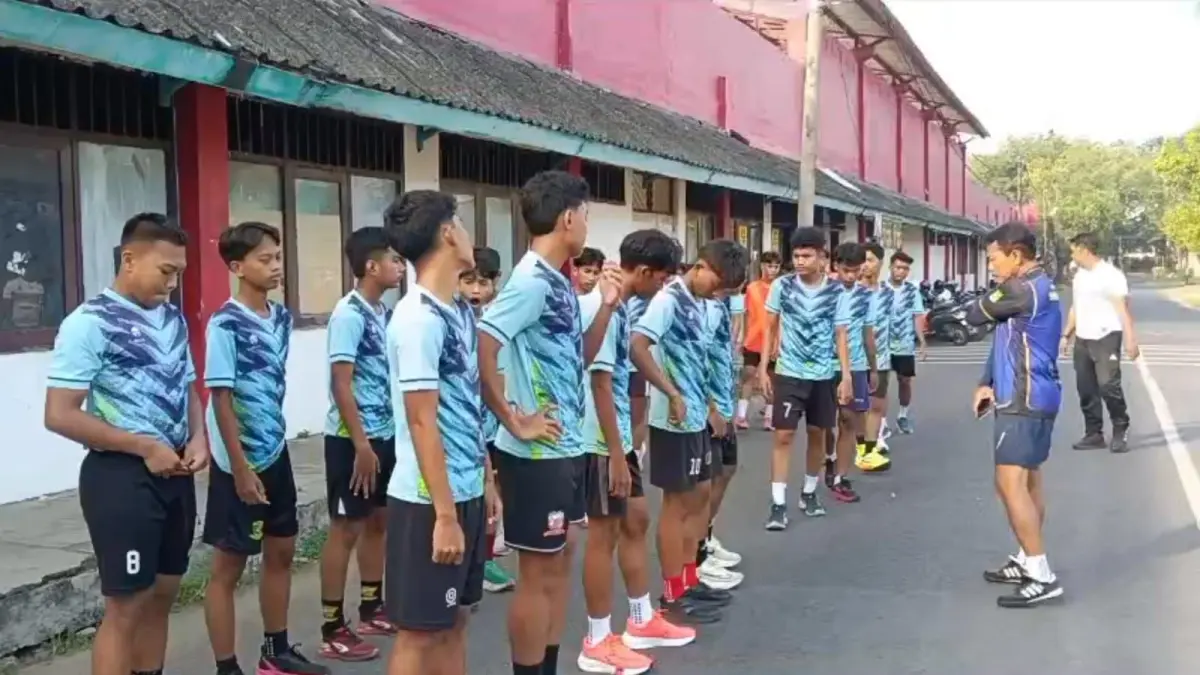 FOKUS: &nbsp;Pemain Perssu MC melakukan latihan fisik di sisi barat Stadion A. Yani Sumenep, Minggu (26/4).