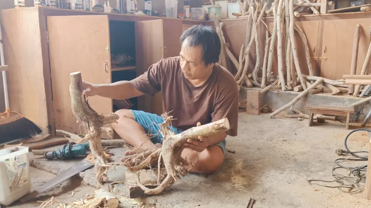 KREATIF: Founder Juang Flute Robi Akbar tengah memproduksi seruling