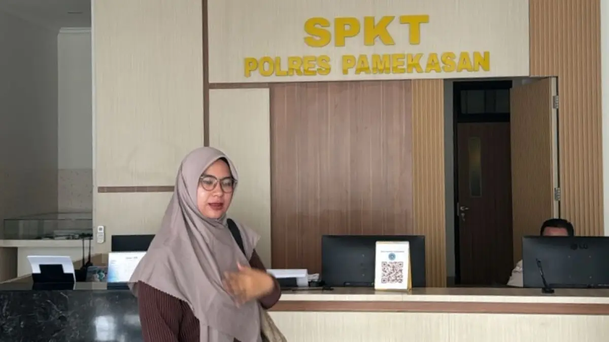 LANGKAH HUKUM: Pelapor Setiya Cahyaningrum berada di SPKT Polres Pamekasan, Senin (2/3).