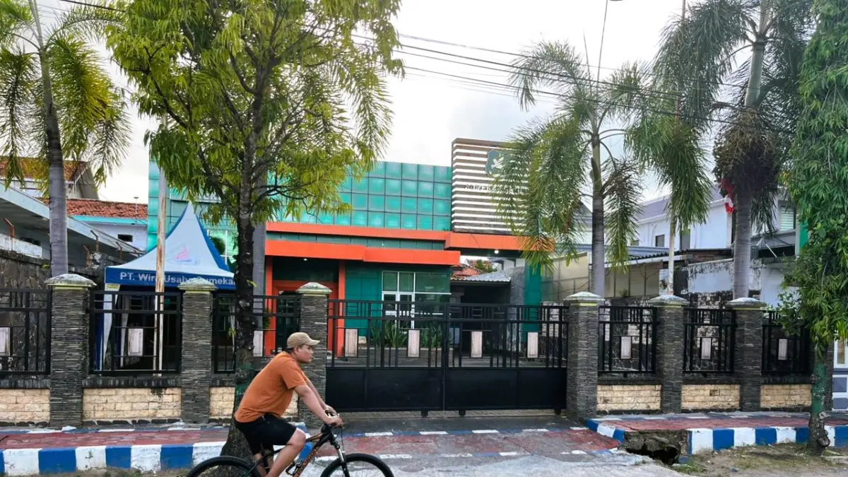 MEGAH: Pengendara melintas di depan kantor PT Sumekar di Kelurahan Bangselok, Kecamatan Kota, Minggu (26/4).