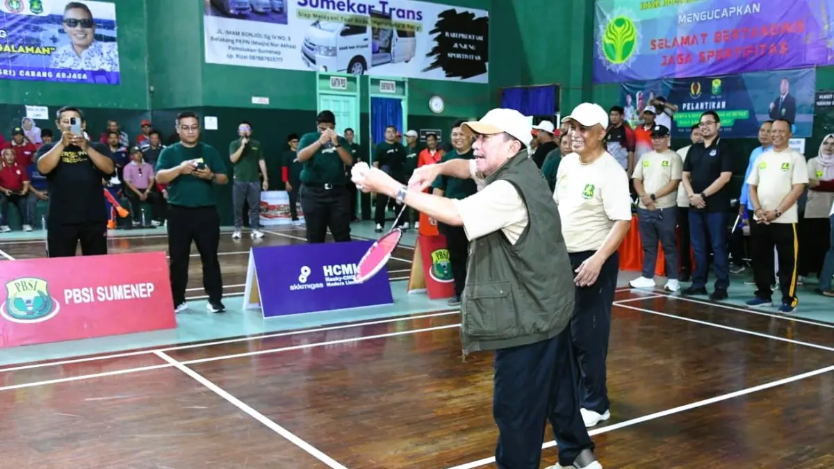 MERIAH: Kepala Dispendik Sumenep Mohamad Iksan bersama Wabup Imam Hasyim saat menghadiri acara pembukaan lomba badminton dalam rangka Hardiknas di GOR Sumekar, Jumat (24/4).