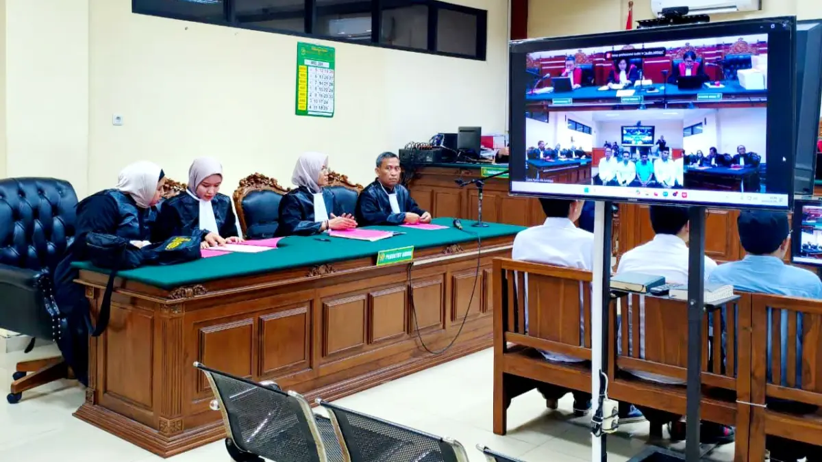 PROSES HUKUM: Kelima terdakwa sedang menjalani sidang dengan agenda pembacaan dakwaan di ruang cakra Pengadilan Tipikor Surabaya pada Senin (6/4) lalu. (KEJAKSAAN NEGERI SUMENEP UNTUK JPRM)
