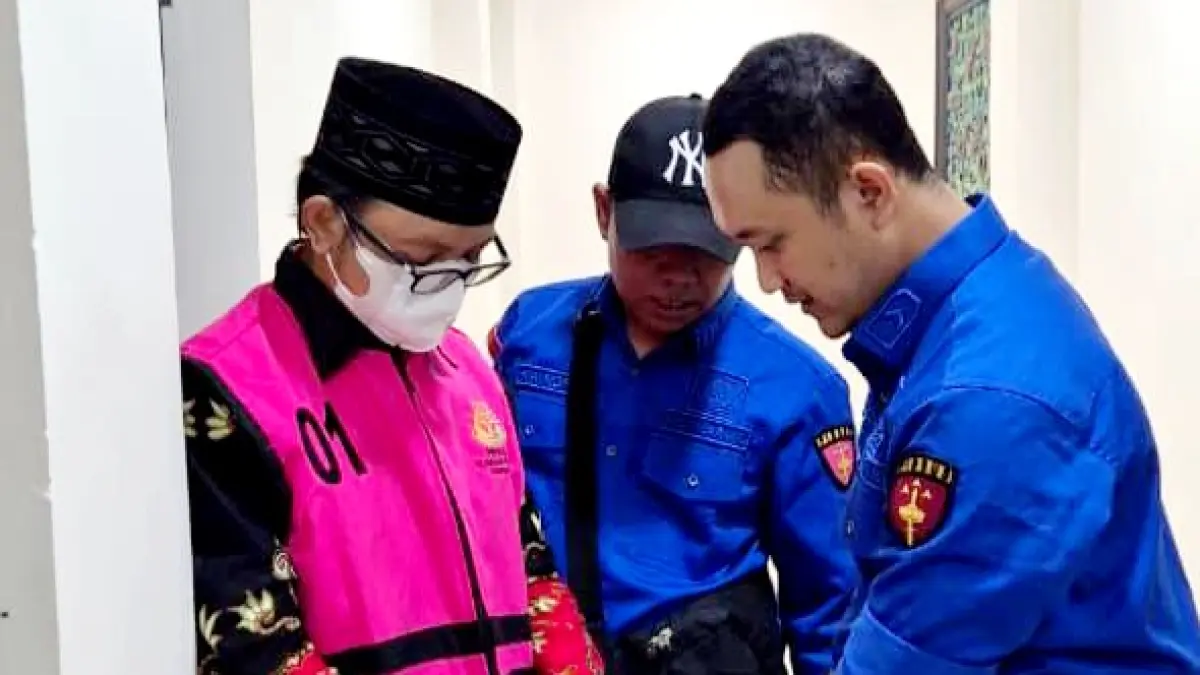 TAK BERKUTIK: Kades Pragaan Daya Imrah saat ditahan penyidik di kantor Kejari Sumenep, Kamis (23/4). (MOH. IQBAL/JPRM)