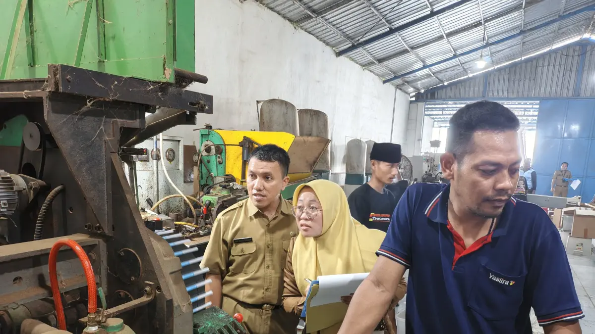 TELITI: Petugas saat meninjau Daun Baru Camplong Selasa (21/4).
