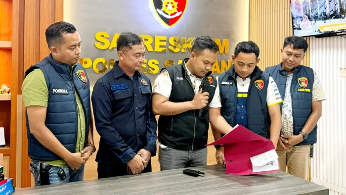 TERUNGKAP: Kasatreskrim Polres Sampang Iptu Nur Fajri Alim (tengah) saat konferensi pers di Polres Sampang, Jumat (24/4). (POLRES UNTUK JPRM)
