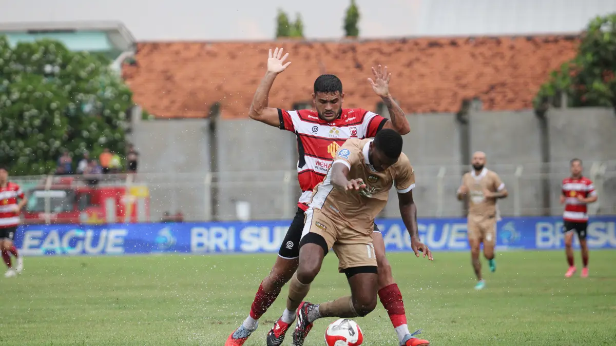 UJUNG TOMBAK: Pemain MU Junior Brandao berusaha merebut bola dari kaki pemain Dewa United saat bertanding di SGB, Sabtu (25/4).