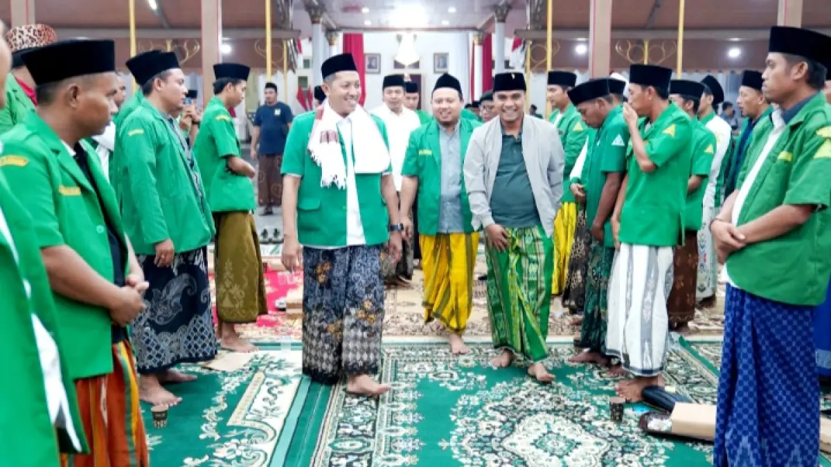 AKRAB: Bupati Bangkalan Lukman Hakim (berjaket) mengikuti dialog bersama GP Ansor di Pendopo Agung, Sabtu (25/4) malam. (PROKOPIM UNTUK JPRM)