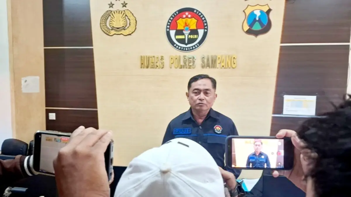 BERI KETERANGAN: Kasihumas AKP Eko Puji Waluyo saat doorstop ungkap kasus pengedar narkoba di Mapolres Sampang, Jumat (24/4). (UBAIDILLAHIR RA’IE/JPRM)
