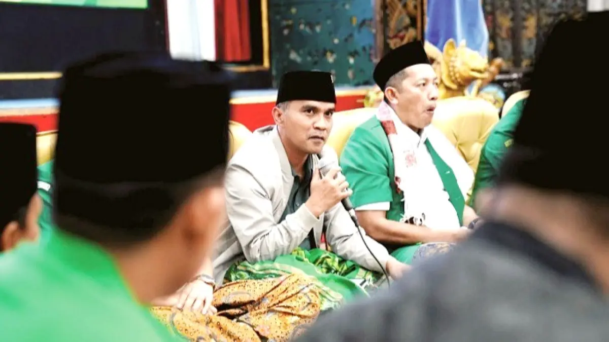 KOMUNIKATIF: Bupati Bangkalan Lukman Hakim (pegang mikrofon) menyampaikan sambutan dalam acara dialog bersama GP Ansor di Pendopo Agung, Sabtu (25/4) malam. (PROKOPIM UNTUK JPRM)