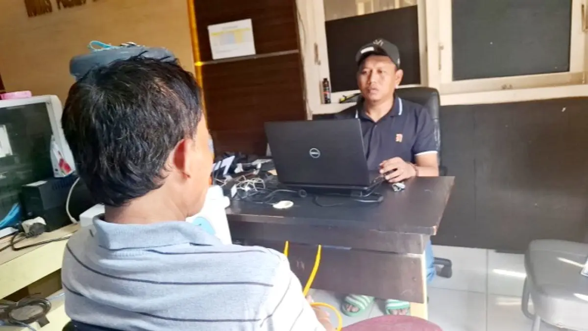 LAKUKAN BAP: Polisi meminta keterangan tersangka Zaini di ruang Satreskrim Polres Sampang, Sabtu (25/4). (HUMAS POLRES UNTUK JPRM)