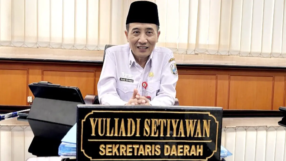 PEJABAT: Ketua Pansel seleksi calon direktur RSMZ Sampang saat ditemui di ruangannya, Rabu (22/4). (UBAIDILLAHIR RA’IE/JPRM)