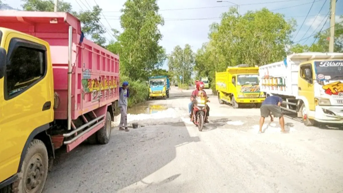 RUSAK BERAT: Pengendara berkendara di persimpangan Jalan Petapan, Kecamatan Labang, Bangkalan, Minggu (19/4). (YUSRIL DENNY MAHENDARTO/JPRM)