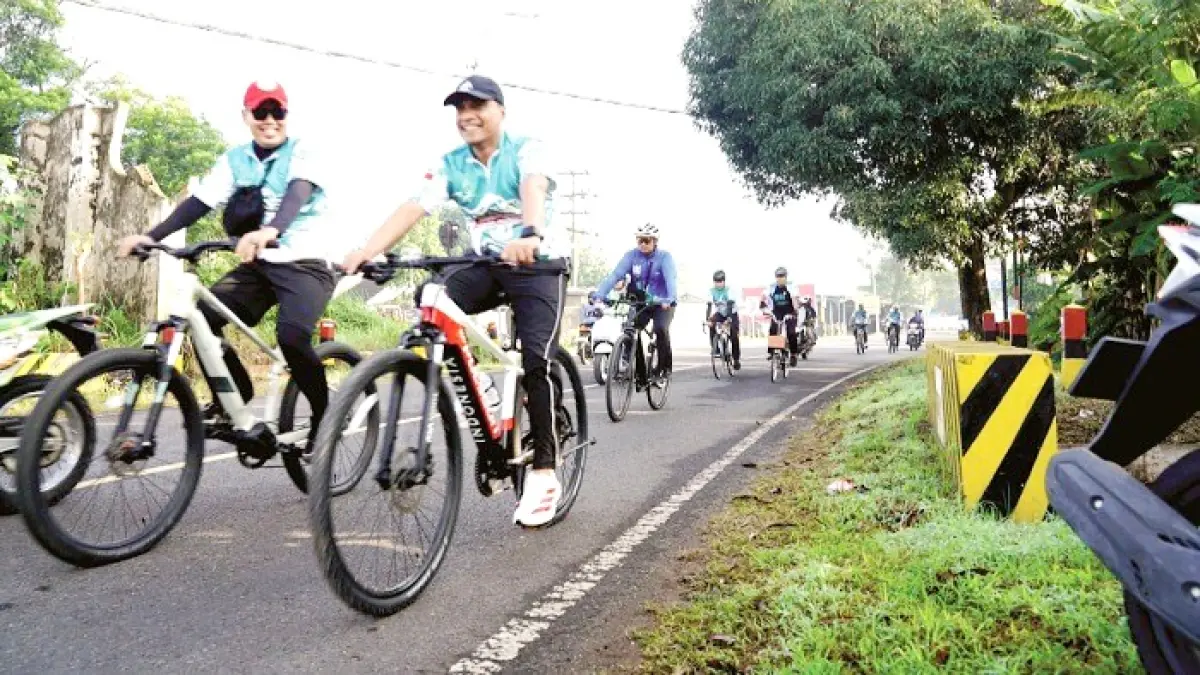 SEHAT: Bupati Bangkalan Lukman Hakim mengikuti gowes bersama anggota GP Ansor di Jalan KH Moh. Toha&nbsp;Minggu (26/4). (PROKOPIM UNTUK JPRM)