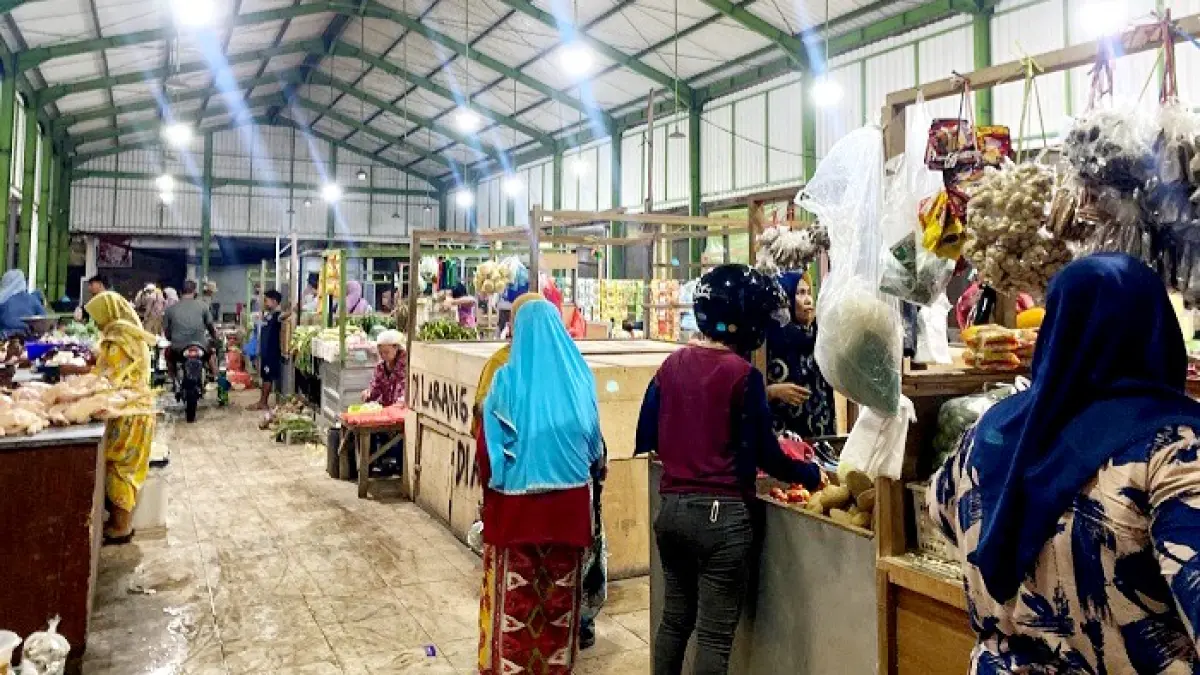 TRANSAKSI: Pengunjung saat berbelanja di Pasar Sore Baru Selasa (21/4). (AYU LATIFAH/JPRM)