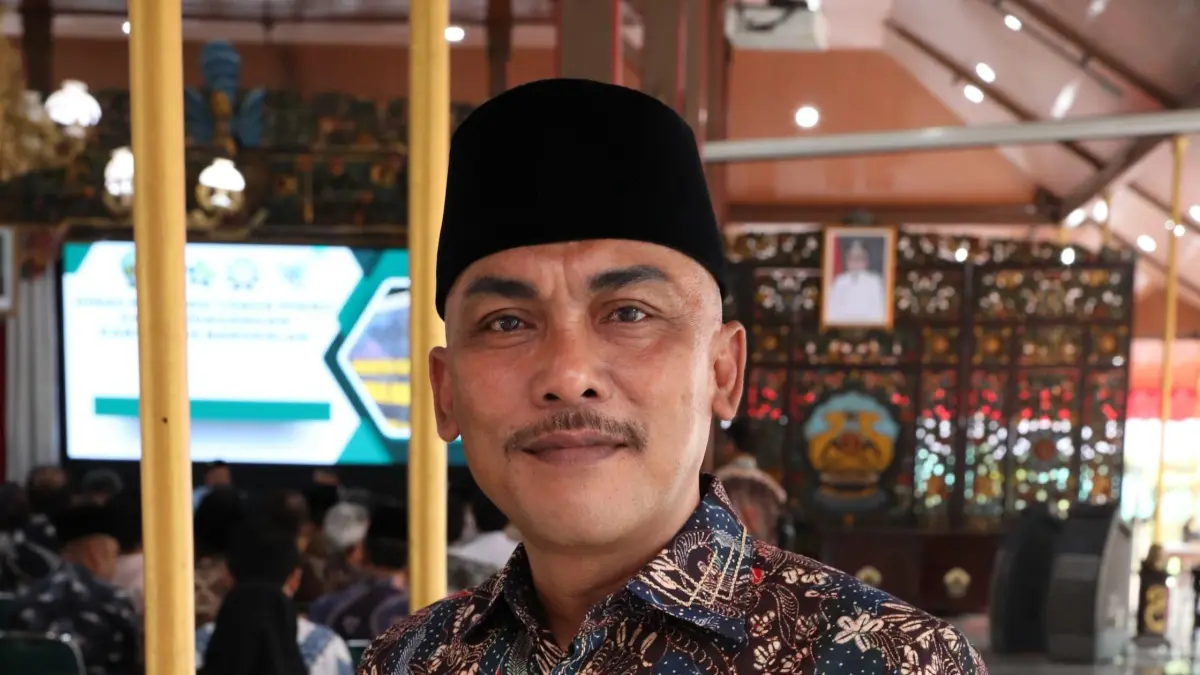 DIAWASI: Ketua Satgas MBG Bangkalan Bambang Budi Mustika meresmikan satuan pelayanan pemenuhan gizi (SPPG) di Bangkalan, Rabu (11/3).