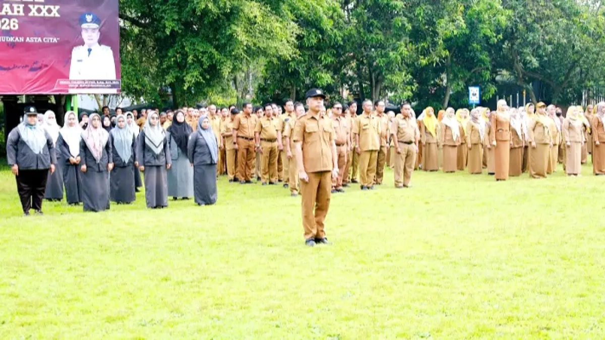 BERBARIS RAPI: ASN di lingkungan Pemkab Bangkalan mengikuti apel peringatan Hari Otoda XXX Senin (27/4). (PROKOPIM UNTUK JPRM)