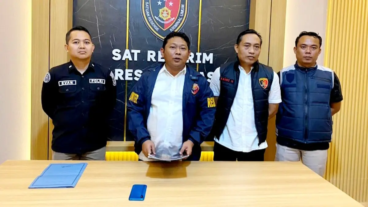 BERI PENJELASAN: Kasatreskrim Polres Pamekasan AKP Yoyok Hardianto memimpin konferensi pers, Rabu (22/4). (DOK JPRM)